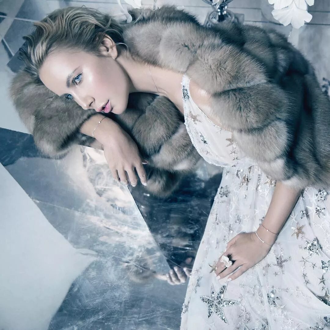Женщина зимой. Снежная зима шубы. Зимняя фотосессия. Снежная королева одежда 2023. Снежная зима шубы.