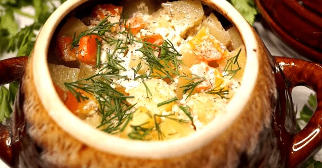 курица в горшочке в духовке с картошкой. курица с картошкой в горшочках сколько. горшочки с курицей и картофелем. курица в горшочке в духовке с картошкой. чанахи в горшочках в духовке.