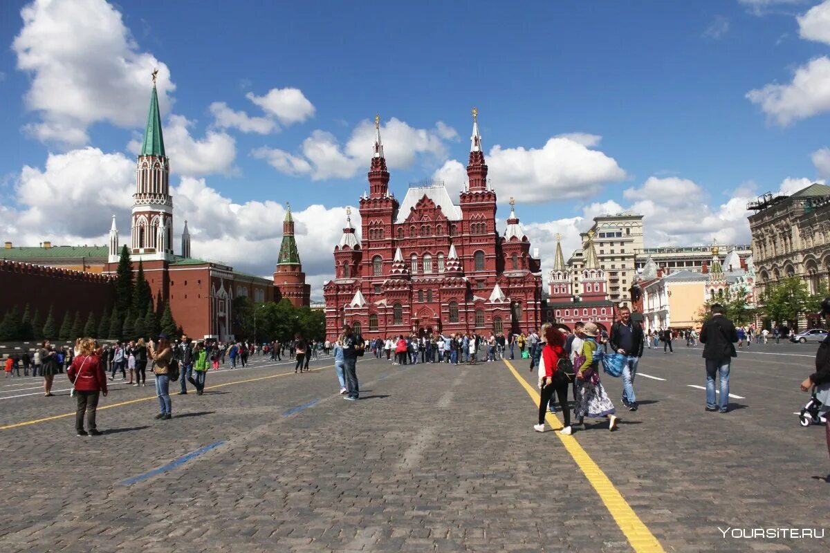 Борис джонсон в москве. Красная площадь много людей. Красная площадь лето. Люди на красной площади. Кремль люди.