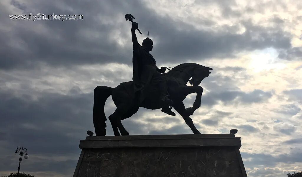 Ала памятник. Памятник Аладдин Кейкубат. Памятник ала ад Дину.