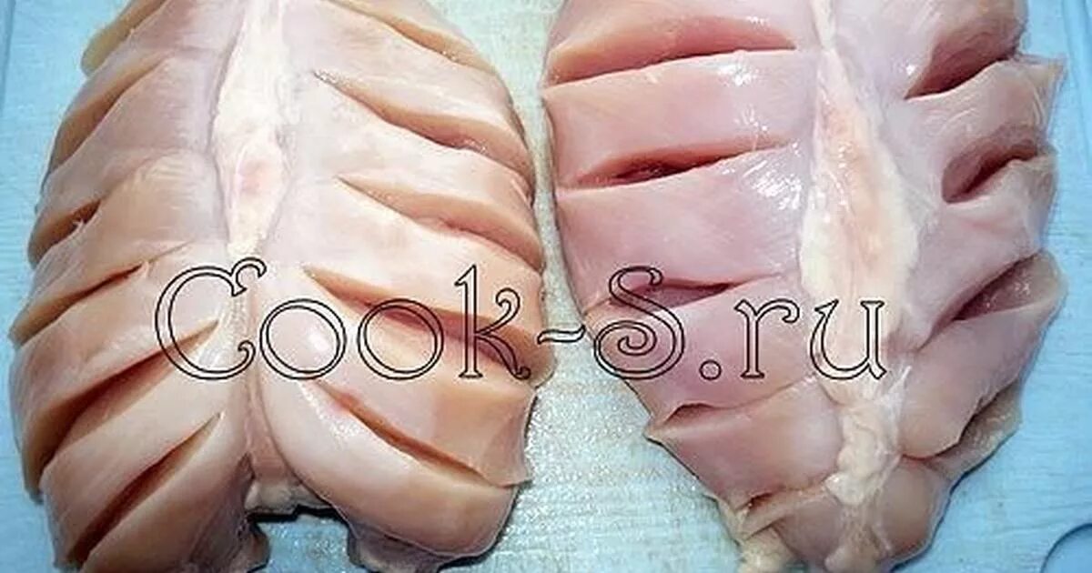 Филе утиное с кожей как приготовить. Куриная грудка в разрезе. Грудка с кожей рецепт. Фаршированная куриная грудка в духовке. Надрезы на грудке утки.