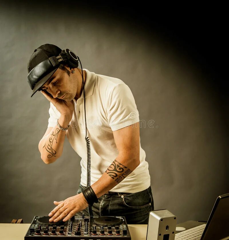 Hat dj. Hat dj. Бабка за диджейским пультом. Dj kantik istanbul. Dj в клубе.