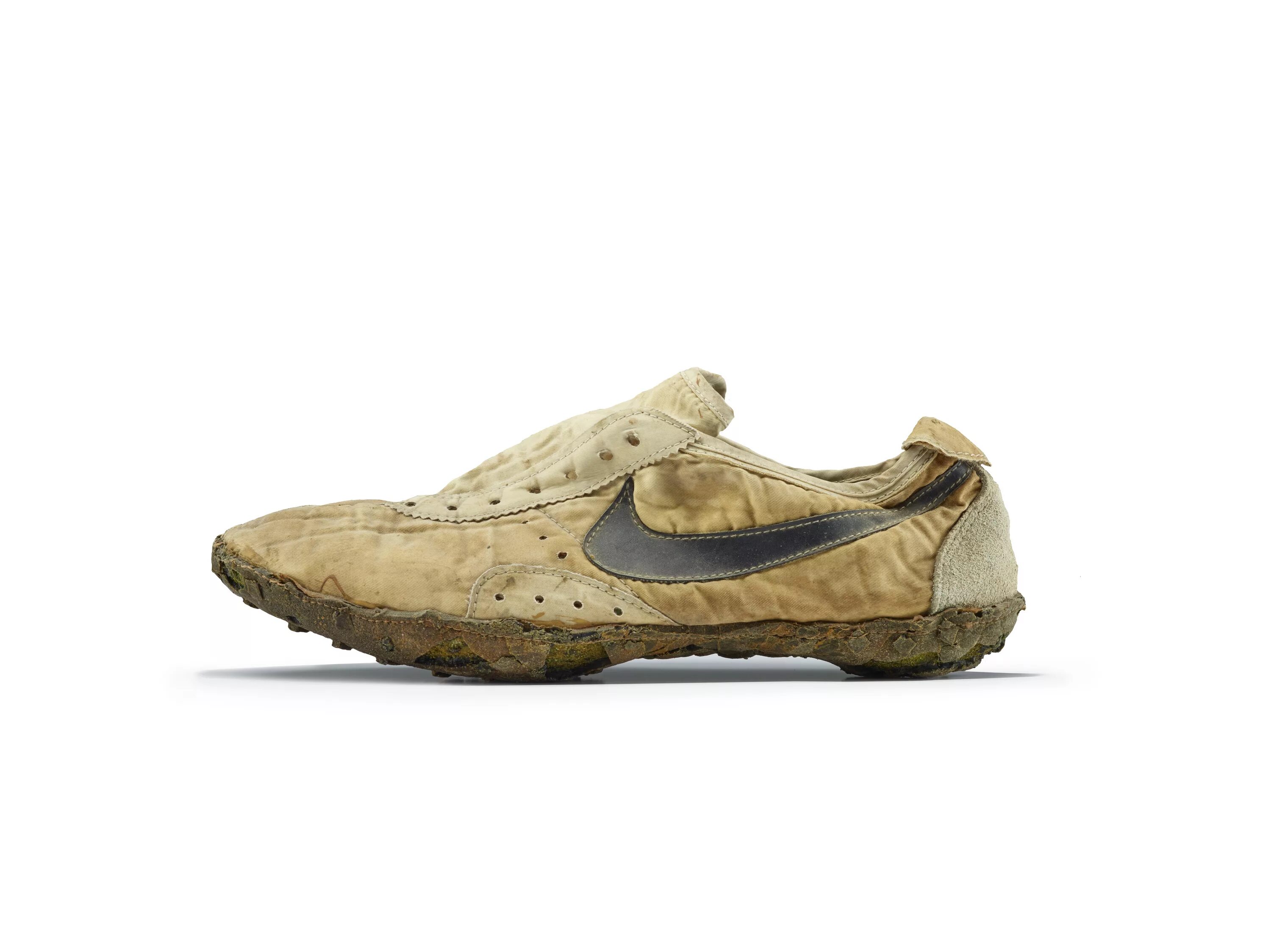 Старые кроссовки найк. Nike 1972 Waffle Racing Flat “Moon Shoe”. Nike Moon Shoes, 1972. Nike Waffle Racing Flat Moon Shoes. Nike Waffle Racing Flat.