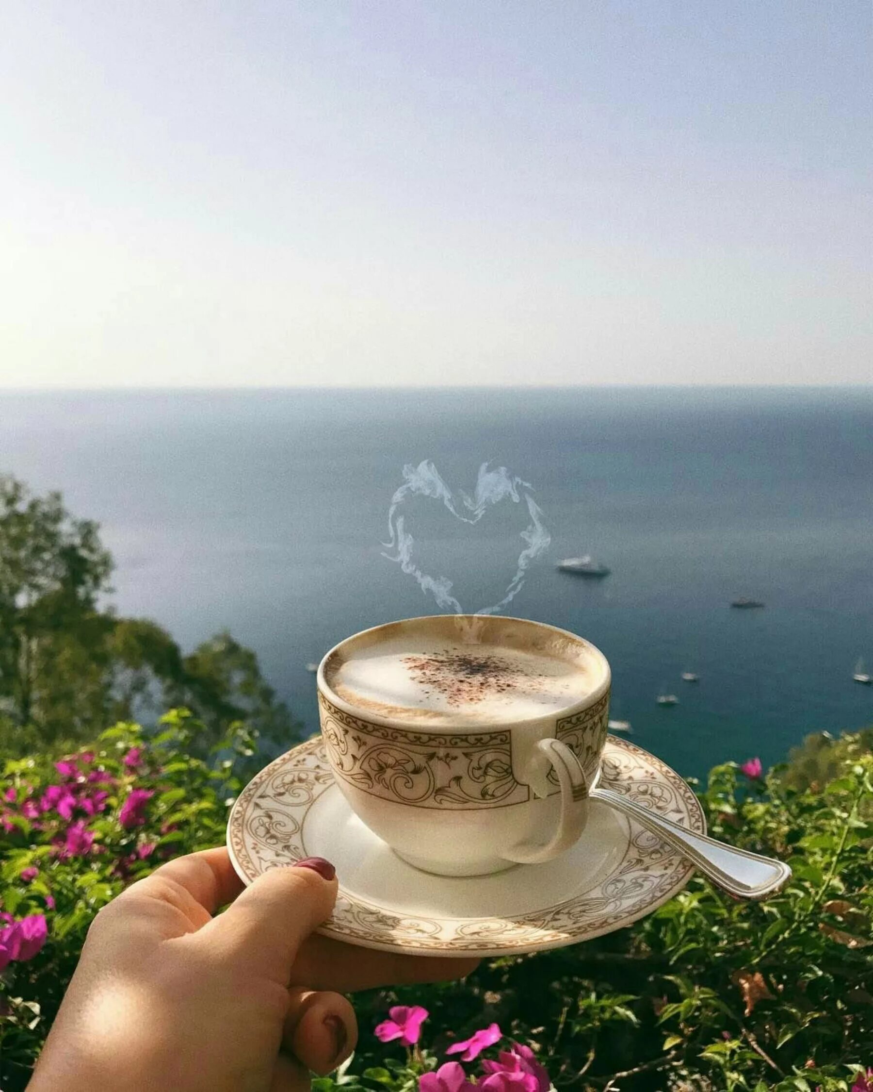 Доброе утро картинки оригинальные. Кофе с видом на море. Чашка кофе на море. Чашка кофе на берегу моря. Доброе утро море.