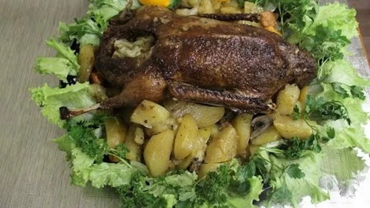 Гусь целиком в духовке с картошкой. Гусь с картошкой в духовке. гусь с картофелем запеченный в духовке. жареный гусь в духовке с картошкой. гусь запеченный в духовке с картошкой.