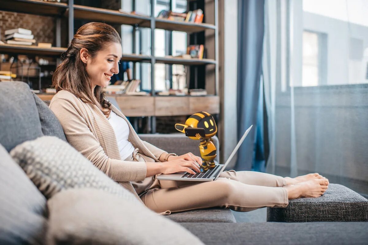 Работа в интернете. Успешная женщина в доме. Удаленная работа дома. Женщина дома. Работа дома.