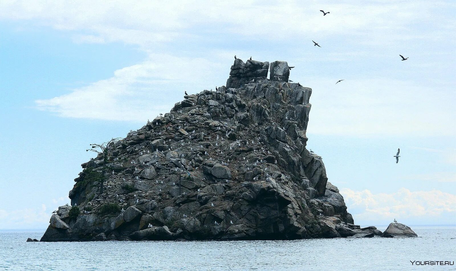 Остров большой камень. Скала Бакланий камень Байкал. Бакланий остров на Байкале. Остров Бакланий камень на Байкале. Мыс Бакланий камень Байкал.