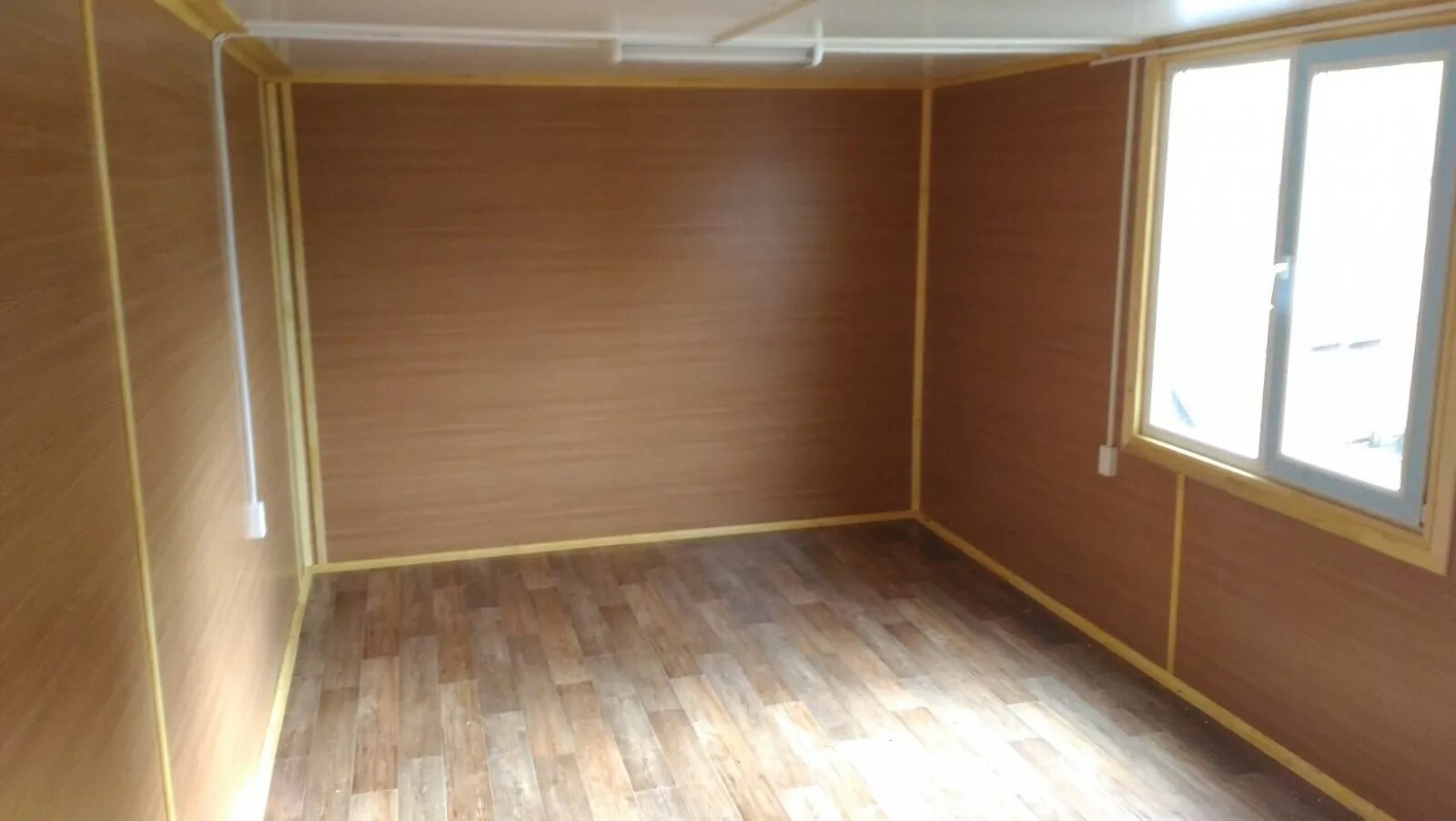 Двп внутренняя отделка. Обшивка стен двп. Двп внутренняя отделка. Отделка бытовки. Вагончик обшитый оргалитом.