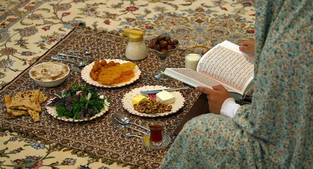 В рамадан едят мясо. Рамазан Iftar. Ифтар мусульманский. Рамадан 2023. Мусульманский пост.