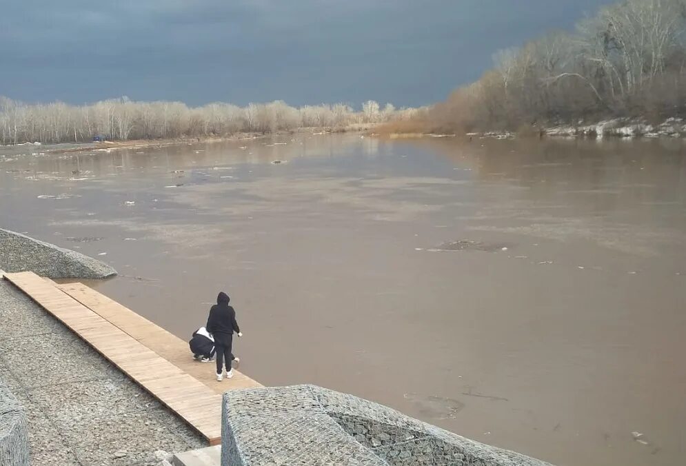 Какой уровень урала в оренбурге сегодня. Уровень воды в реке Урал у Оренбурга в 2023. Река Урал Оренбург. Река поднимается. Уровень воды у Оренбурга.