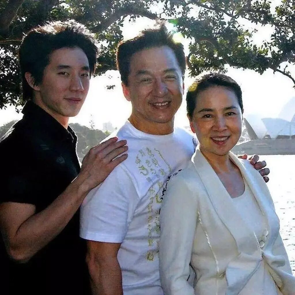 Джеки чан семья жена. Линь Фэнцзяо и Джеки Чан 2021. Джеки Чан с женой 2021. Жена Джеки Чана. Джеки Чан с женой 2022.