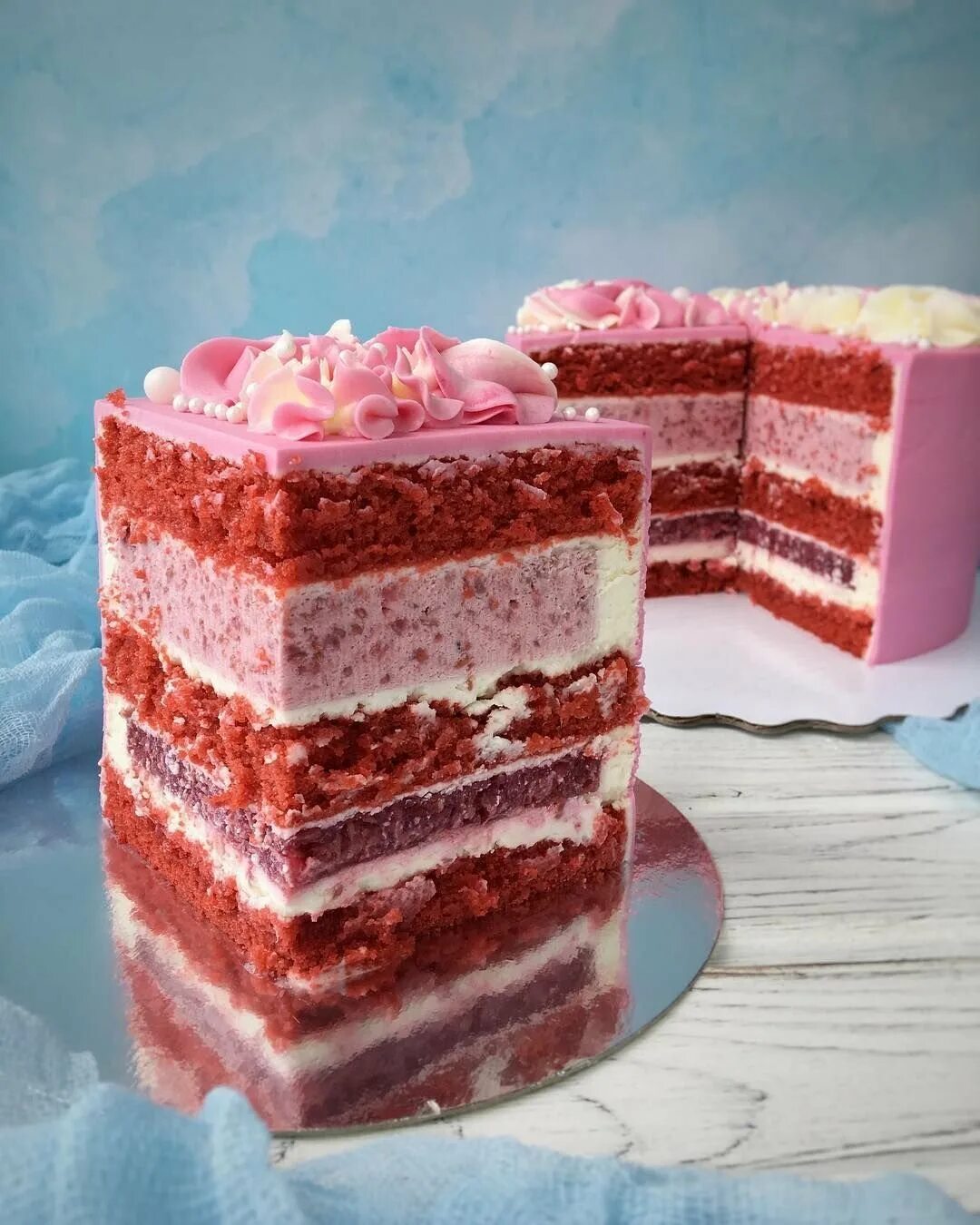 Конфи для торта рецепт с крахмалом. Красный бархат с кремом чиз. Торт красный бархат Гулливер. Красный бархат с малиновым конфи. Торт красный бархат с конфи.