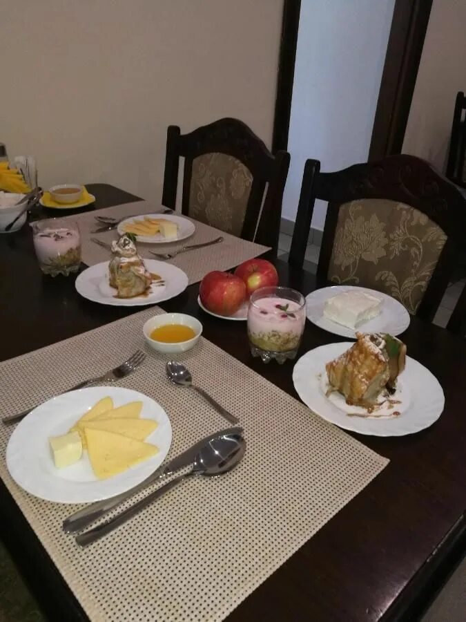 Отель платинум кисловодск. Кисловодск вкусно покушать. Позавтракать в кисловодске. Грин парк отель кисловодск завтрак. Позавтракать в кисловодске.