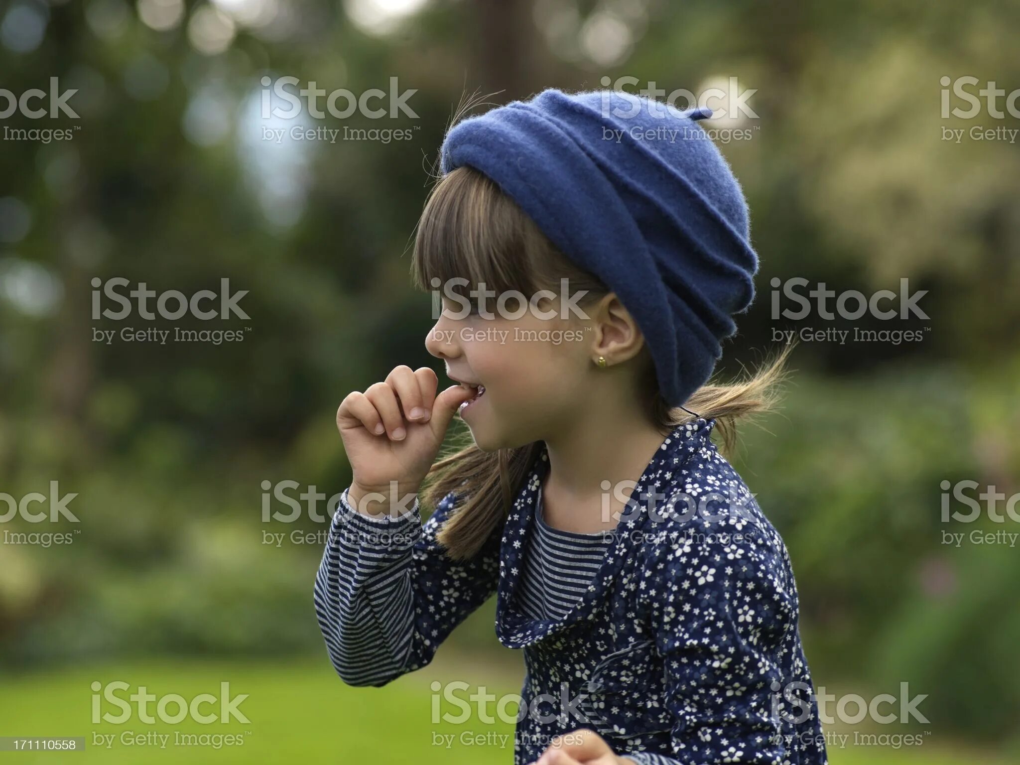 Маленькая девочка лицо в креме. Девочка сосание пальца. Девочка сосущего возраста. Сосание девочки. Курящая девочка ребенок.