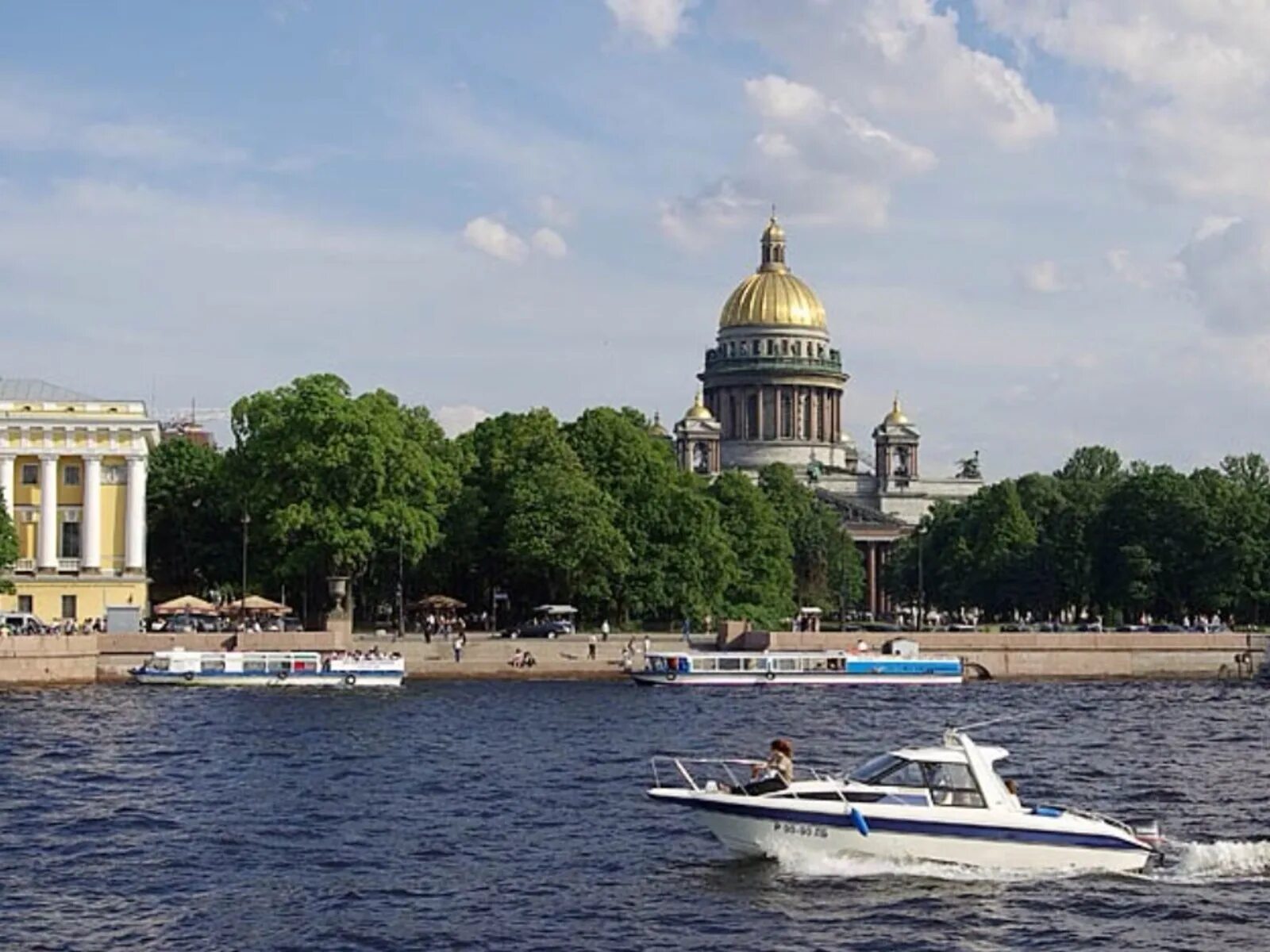 На реке неве на воде. Нева Петербург катер. Санкт-Петербург прогулка по Неве. Река Нева прогулочные в Санкт-Петербурге. Прогулки на катере по Неве в Санкт-Петербурге.