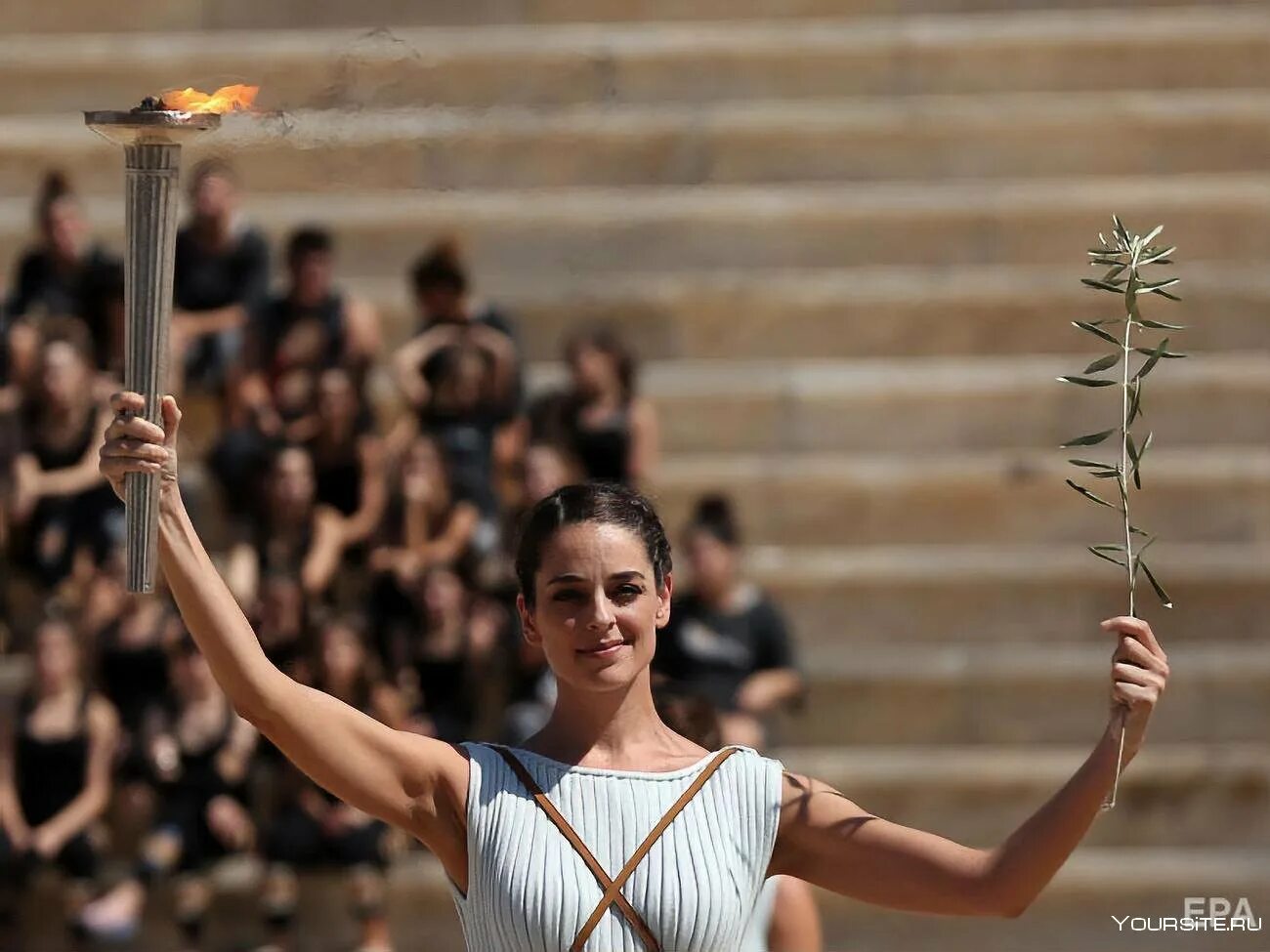Церемония про. Зажжение олимпийского огня в Греции. Зажжение олимпийского огня в Греции 2020. Зажжение олимпийского огня в древней Греции. Зажжение олимпийского огня в Олимпии.