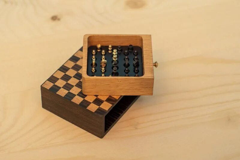 самые маленькие шахматы в мире. левша самоделки. зажигалка с поджигом от пистонов. левша самоделки. левша зажигалка.