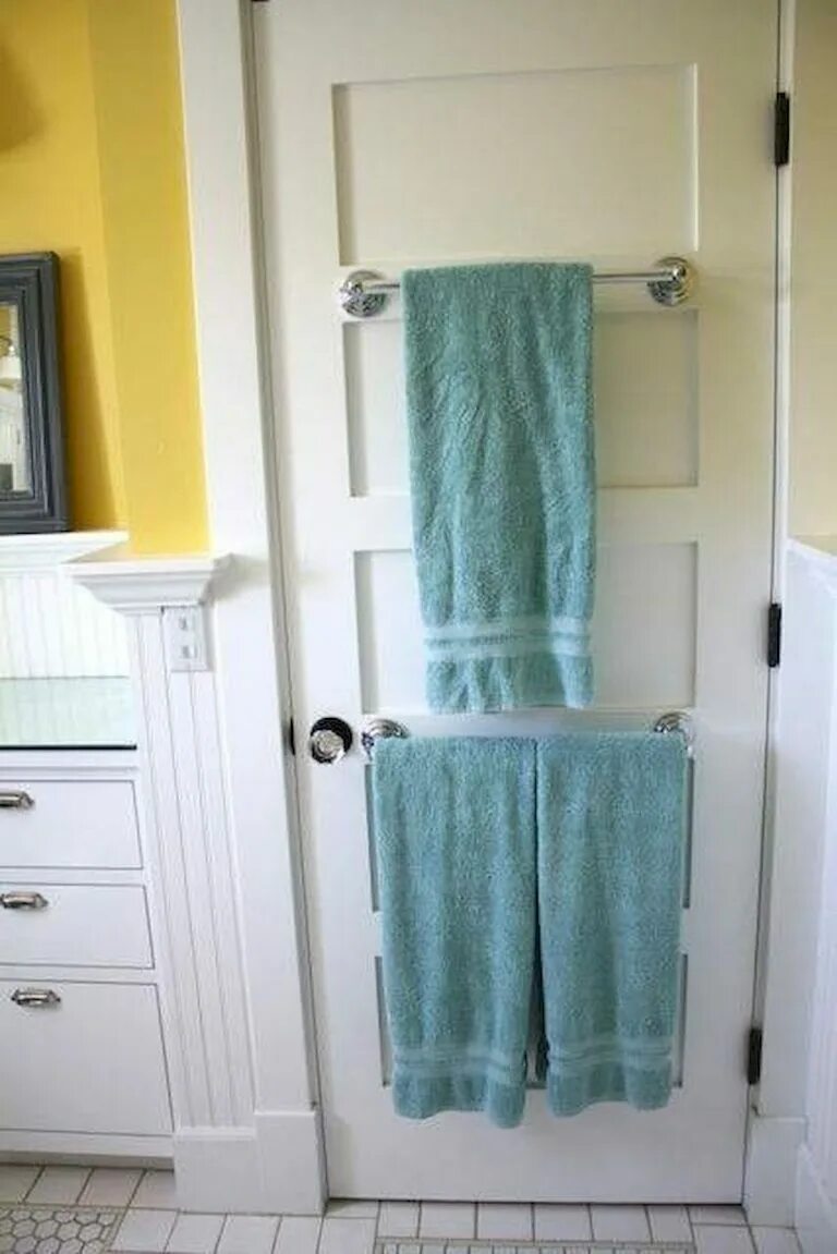 Как повесить полотенца в ванне. Развесить полотенца в ванной. Держатель для полотенец в ванную. Полотенца на двери в ванной. Держатель для полотенца на дверце в ванной комнате.