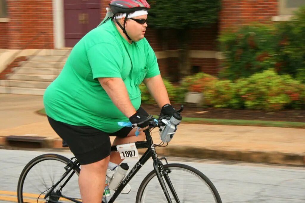 Езжу на велосипеде похудел. Велосипед для тучных. Толстый на велосипеде. Толстяк на Велике. Велосипед для толстых.