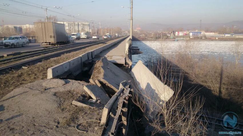 Запсибовский мост в Новокузнецке. Ильинский мост Новокузнецк. ДОЗОВСКИЙ мост Новокузнецк. Центральный мост Новокузнецка. Уровень воды на новокузнецком мосту