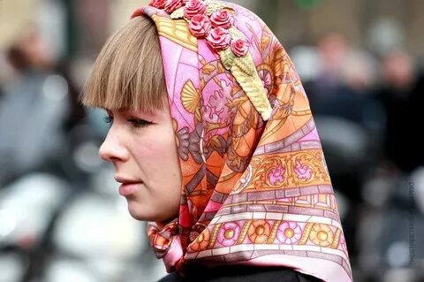 Она купила платок