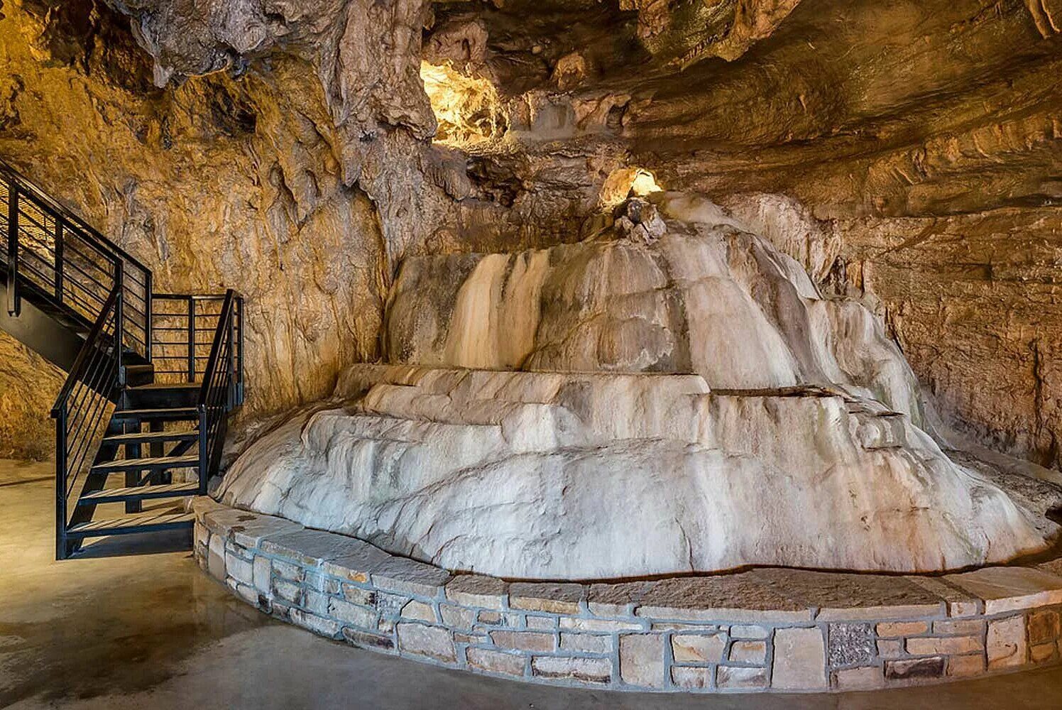 Cave home. Пещера Кейв крик. Beckham Creek Cave Lodge, США, Арканзас. Пещера в скале. Пещера внутри.