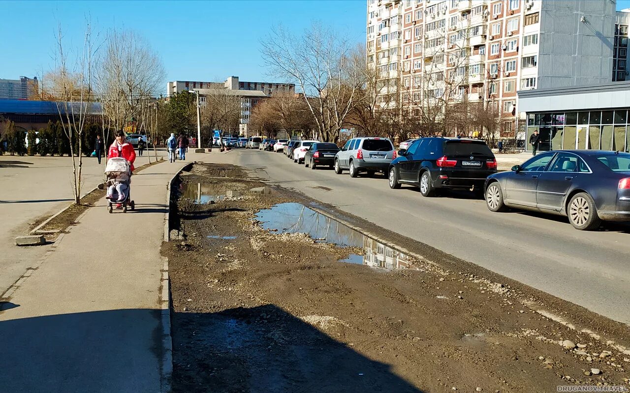 Узкий тротуар. Узкий тротуар люди Москва пробка. Проблема узких дорог в Краснодаре.