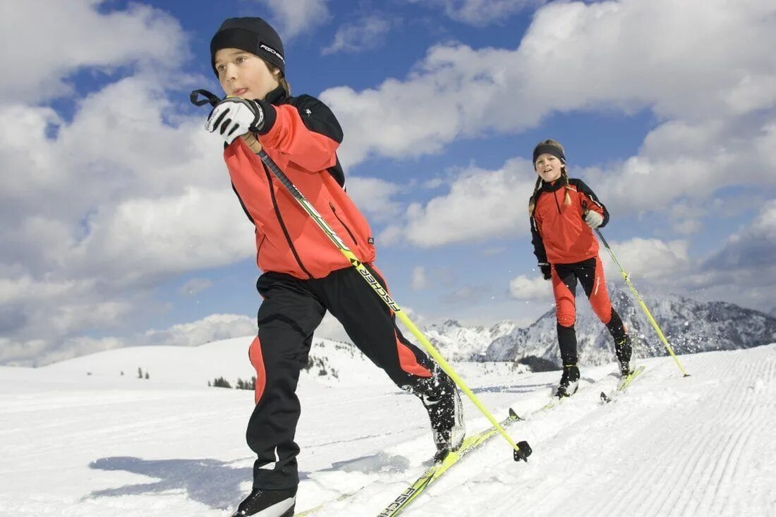 Дети на беговых лыжах. Школьники на лыжах. Детский лыжный спорт. Спортивные лыжи.