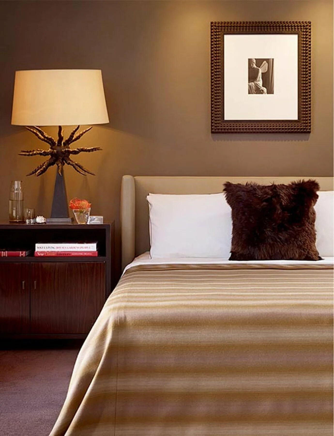Спальня в темно коричневых тонах. Спальня ральф лорен в коричневых тонах. Спальня в шоколадных тонах. Спальня шоколадного цвета. Спальня в коричневых оттенках.