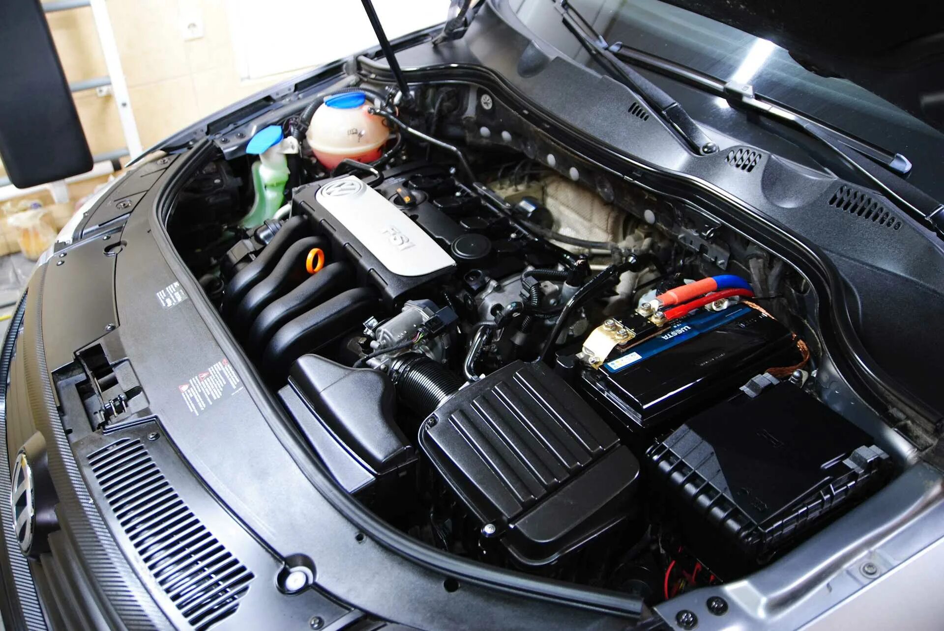 Пассат в6 двигатель. 2.0 fsi 150 л.с. vw b6 2.0 fsi. passat b6 под капотом. фольксваген пассат б6 под капотом.