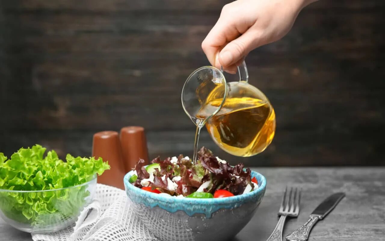 Vinegar and Salad. Vinegar in Salad. Grape Vinegar Salad. Женщина капает в стакан яблочный уксус Эстетика. Уксус в салат сколько