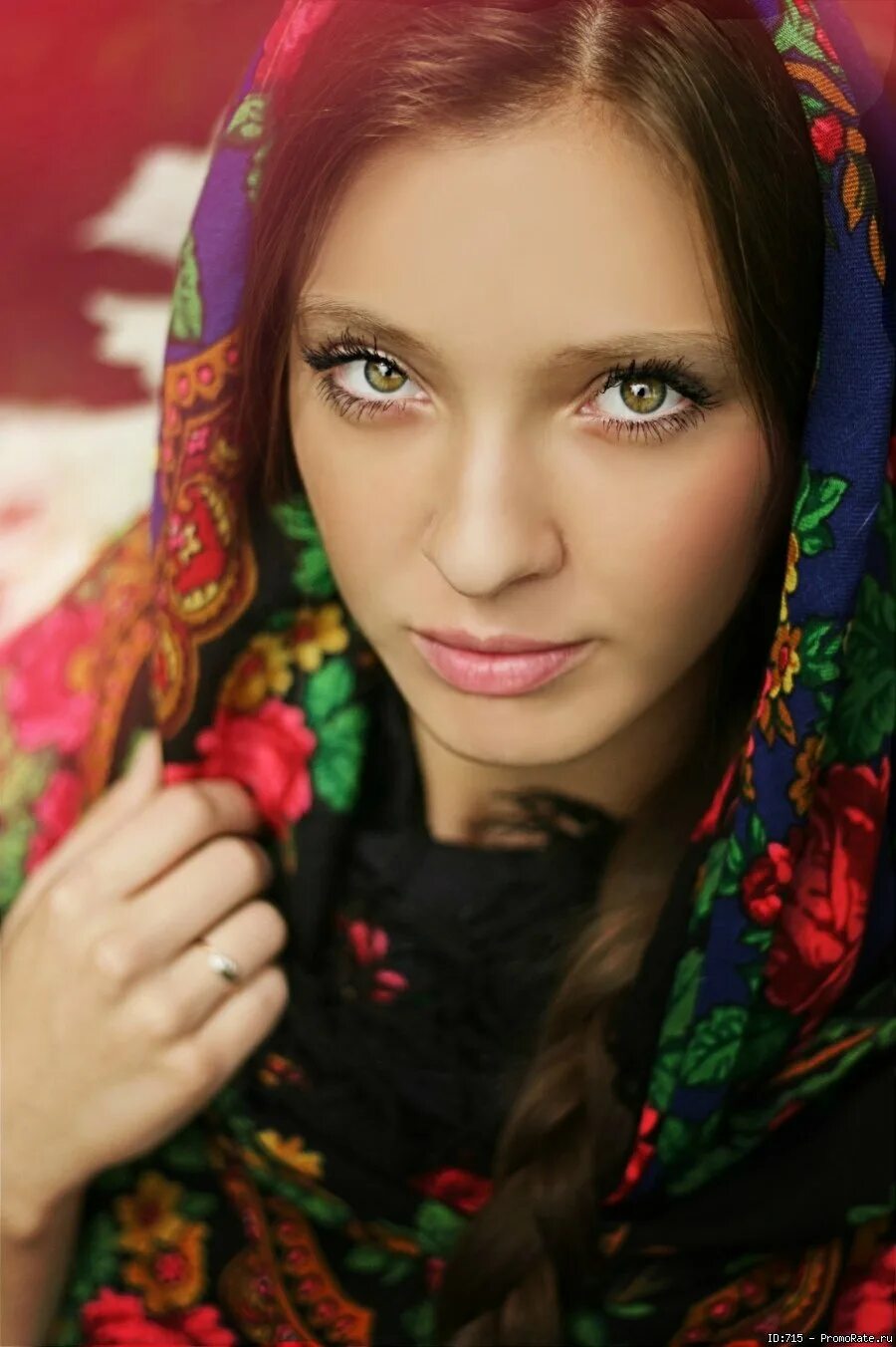 Макияж в фольклорном стиле. Макияж в русско народном стиле. Девушка в кокошнике. Русский макияж. Макияж русской красавицы.