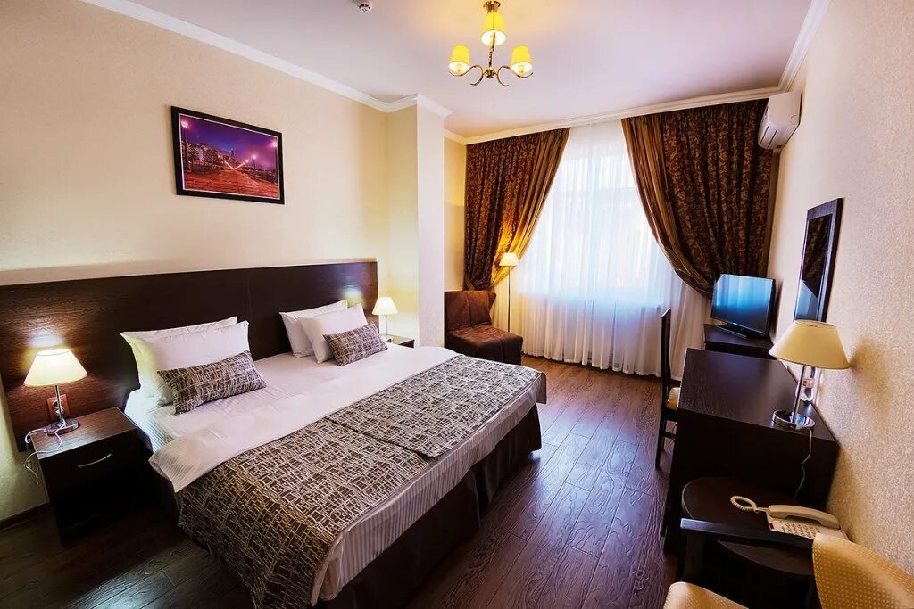 Отель лоза краснодар. Карат by undersun, краснодар. Гостиница карат краснодар ул новороссийская. Отель краснодар 2 краснодар. Номер полулюкс в гостинице.