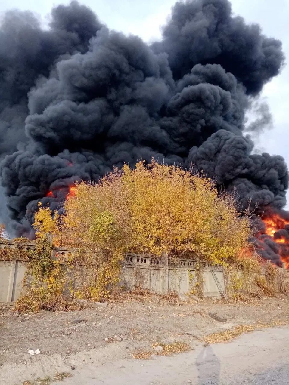 ГАЗЫ пожар. Сгорел склад с поддонами. Пожар 01.01.2022 Нововоронеж. Пожар на Октябрьской базе видео. Октябрьский сгорел