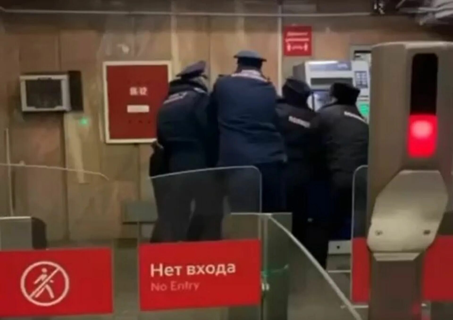Скончался пассажир. Чп в москве на щукинской. мужчина скончался в метро. трагический выходной московского метрополитена. арест полицией дебоширов в театре.