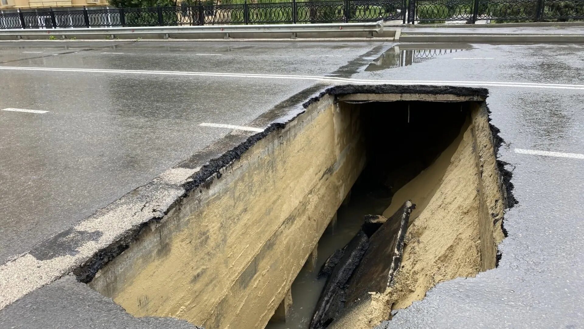 Симферополь мост на улице Толстого. Мост на Толстого Симферополь провалился. Гагаринский мост Симферополь. В Симферополе обрушился мост.