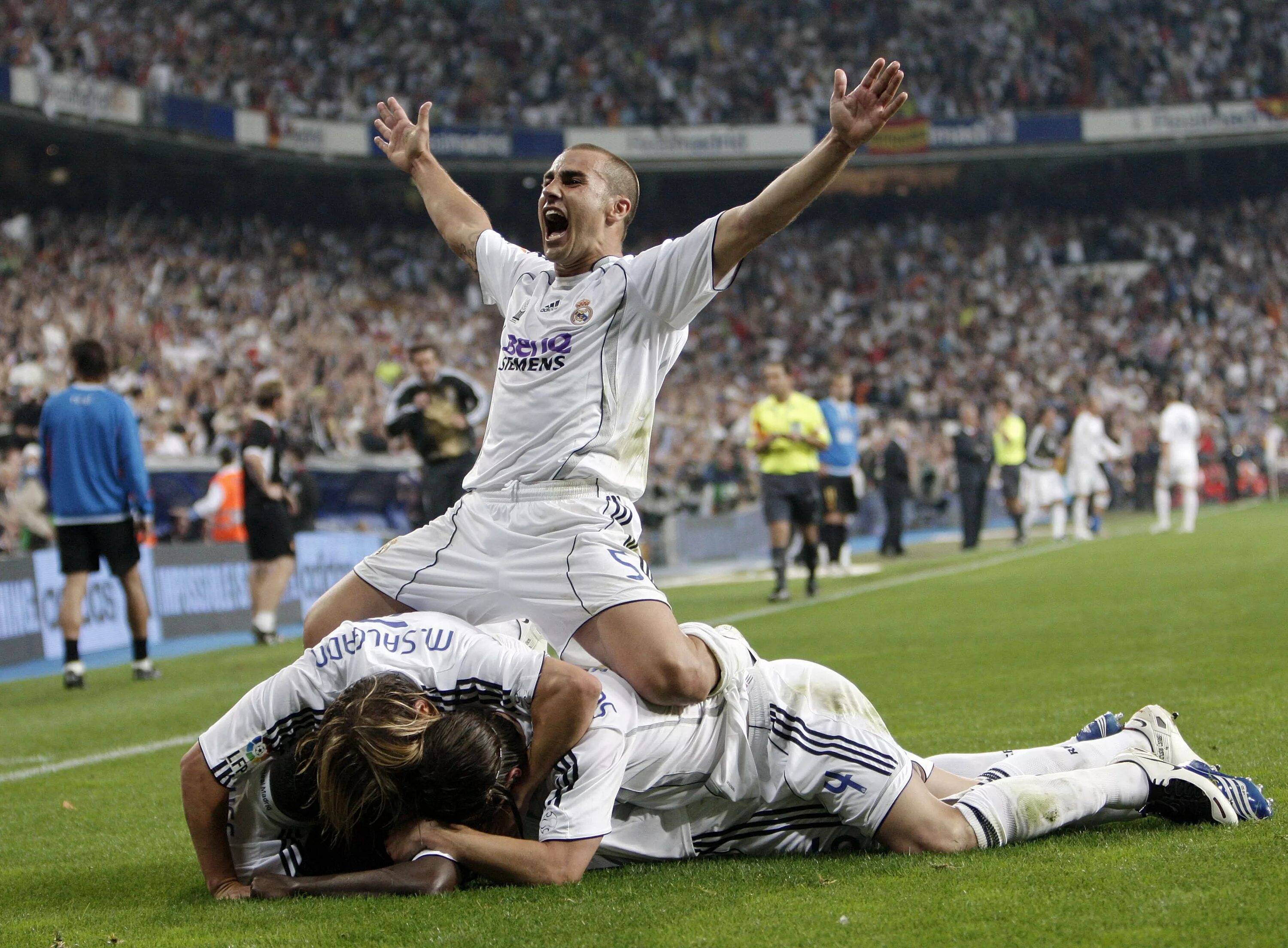 Топовые моменты. Каннаваро Реал Мадрид. Каннаваро футболист Реал Мадрид. Реал Мадрид победа. Поле Реал Мадрида.