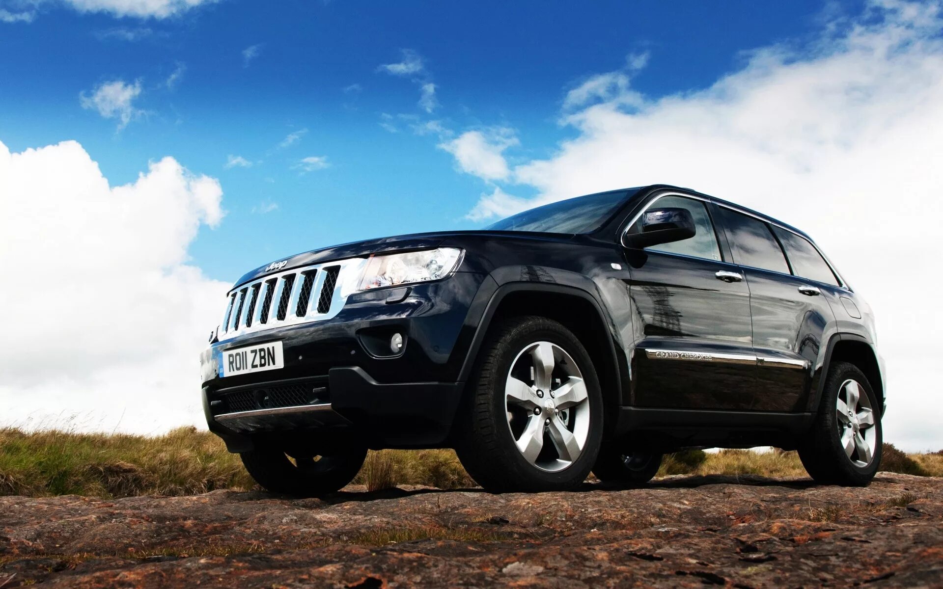 Машина джип фото. Grand Cherokee 2011. Гранд Чероки 2011. Обои Jeep Grand Cherokee 2010. Гранд Чероки 1900-1200.