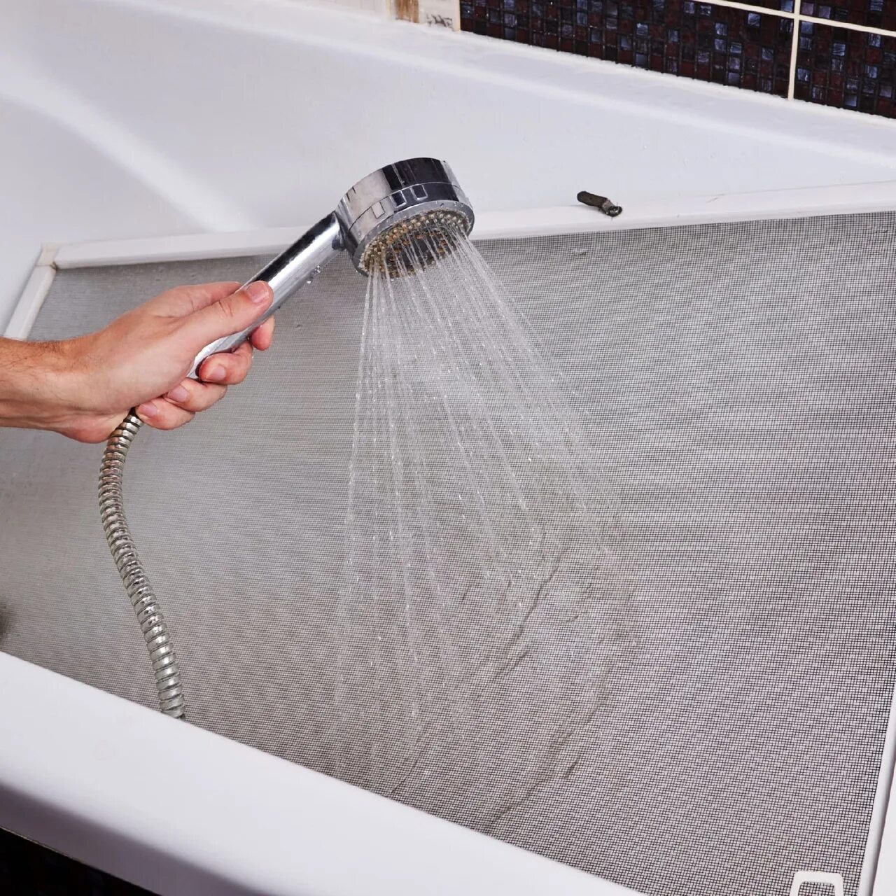 Мытье москитной сетки. Открытое окно с сеткой. Мытье москитной сетки. Щетка для москитной сетки. Щётка для мытья москитных сеток.