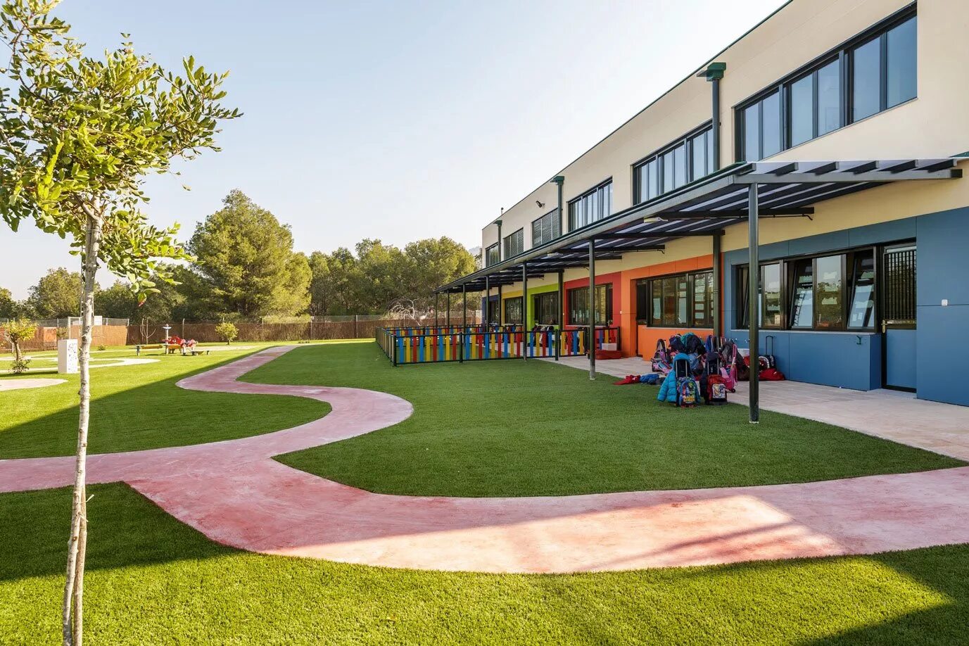 Else school. Частная школа в испании. exupery international school латвия. школьный двор. современный школьный двор.