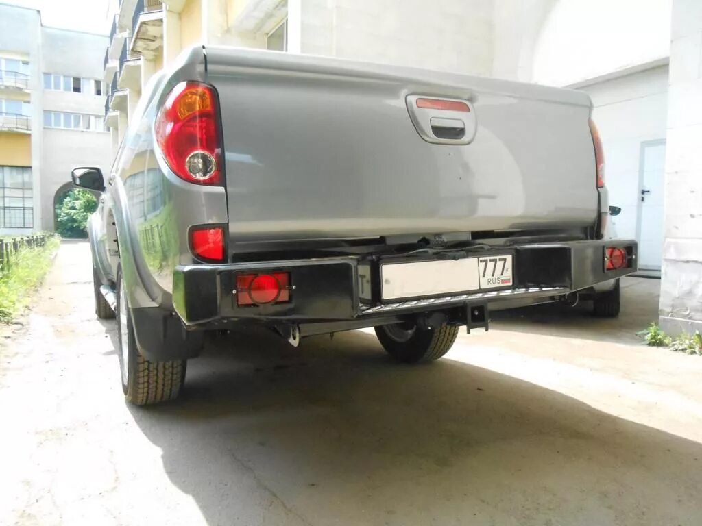 Бампера mitsubishi l200. Задний бампер Mitsubishi l200 2020. Mitsubishi l200, 2015 бампер задний. Фаркоп задний Mitsubishi l200. Задний силовой бампер на л200.