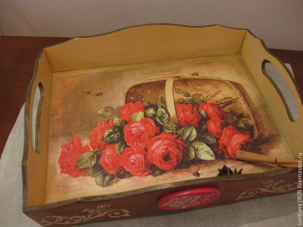 Декупаж деревянного подноса. Музей жостовской росписи деревня жостово. Жостовская роспись братья вишняковы. Артель металлоподнос жостово. Деревянный поднос с декупажем.