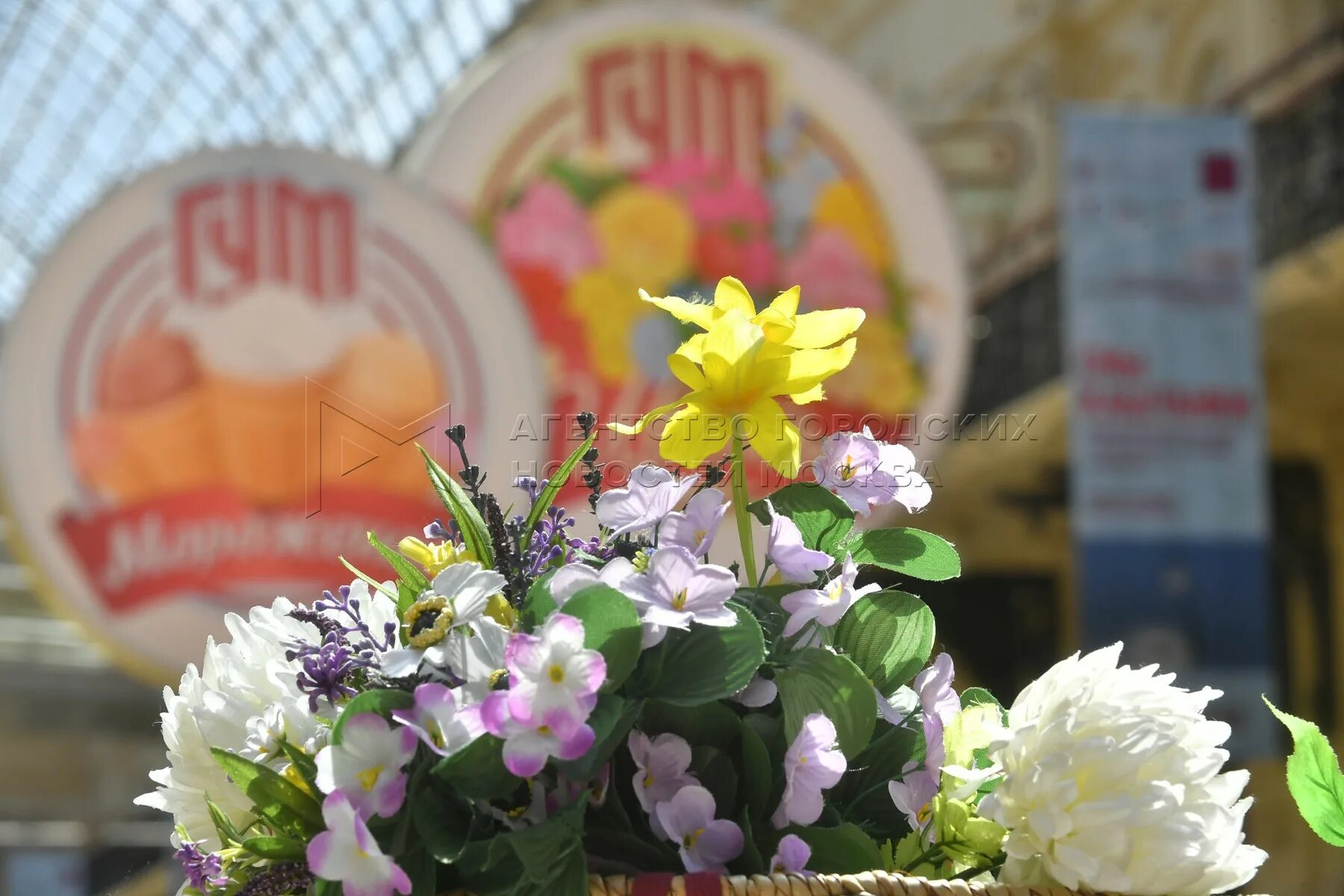 Фестиваль цветов в ГУМЕ. В ГУМЕ открылся фестиваль цветов. ГУМ парад цветов. Выставка цветов в ГУМЕ сейчас. Выставка цветов в москве 2024 март