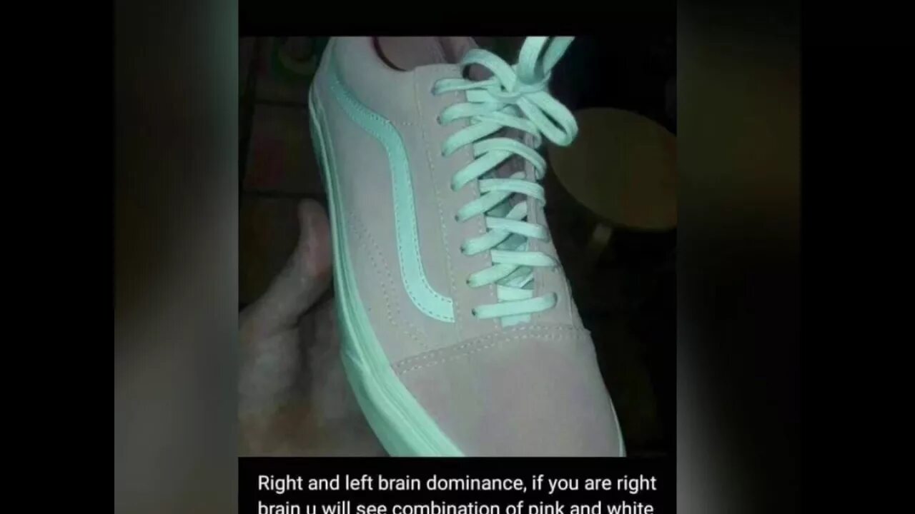 Оптическая иллюзия цвет кроссовок. Цвет кроссовок. Серо бирюзовые кроссовки. Кроссовок непонятного цвета. Кроссовки бирюзово серые или розовые
