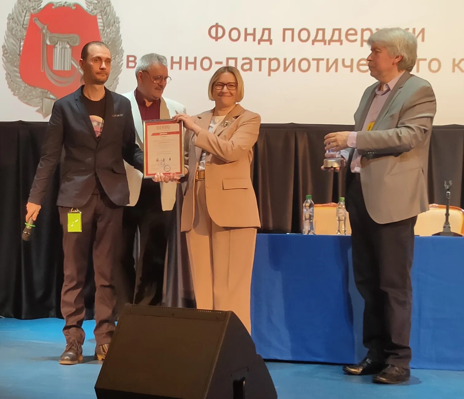 Премии фантастам. Премии фантастам. Премии фантастам. Премия хьюго 2022. Премия писателю фантасту 5 букв.