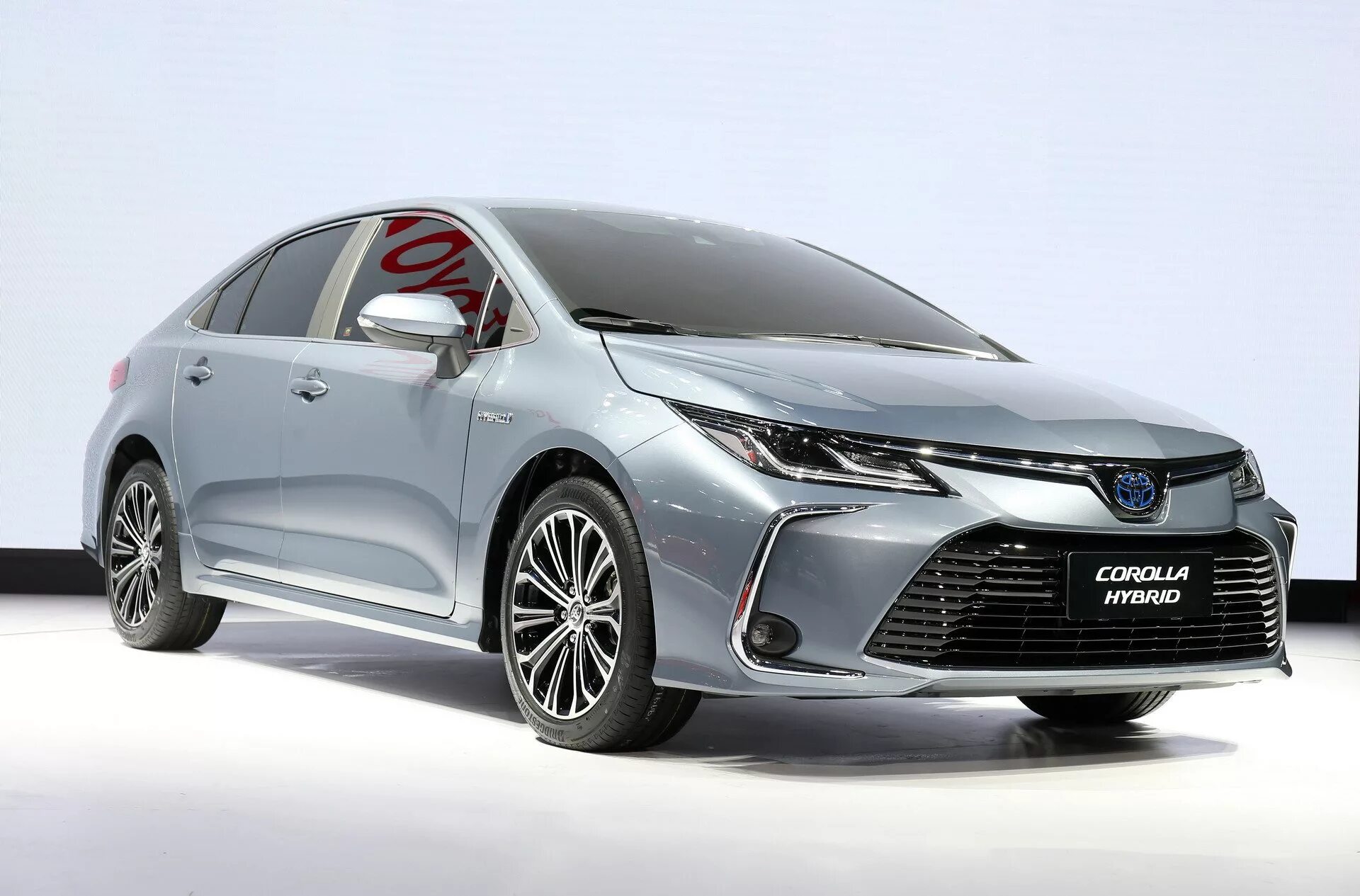 Гибрид в кузове. Toyota Corolla Altis 2020. Toyota Altis 2019. Toyota Corolla Hybrid 2020. Тойота Королла гибрид седан 2020.