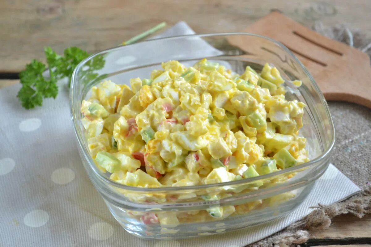 Салат мозаика. Салат с крабовыми палочками и кукурузой. Салат мозаика с крабовыми палочками. Салат мозаика с крабовыми.