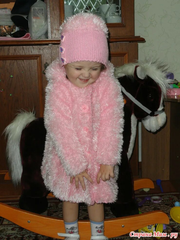 Болеро крючком из пряжи травка для девочки. Пальто для девочки из пряжи травка. Кофта из травки для девочки. Детское пальто из травки. Кофточка для девочки из травки спицами.