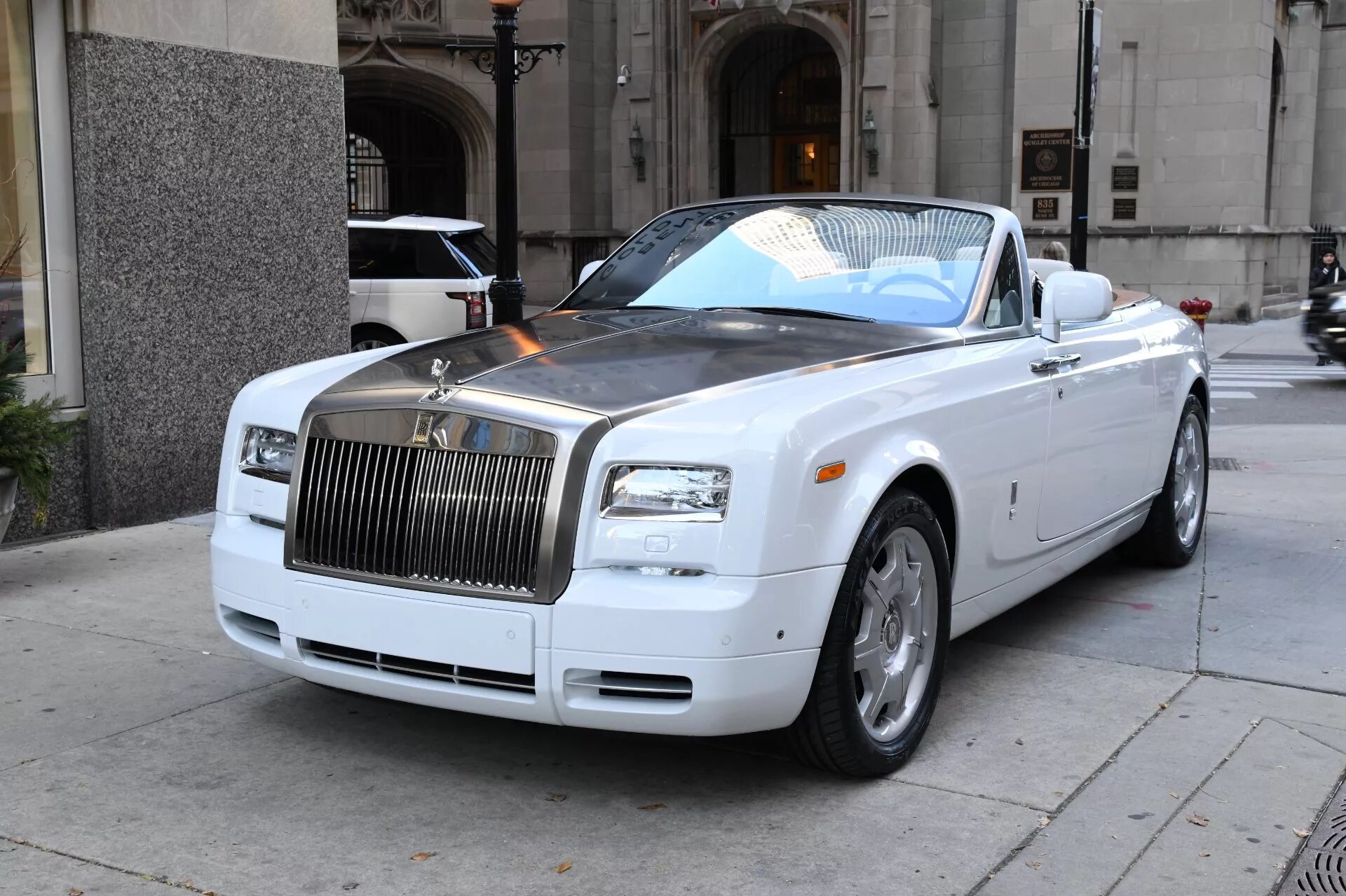 Rolls royce phantom 2014. Машина роллс ройс фантом. Rolls royce wraith 2017. Роуз роуз машина. Машина роуз роуз.