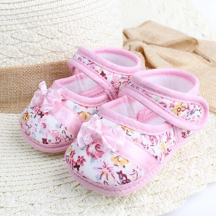 Купить обувь малышам. Обувь для девочек. Обувь для малышей девочек. Ботиночки для младенцев. Обувь для маленьких детей.